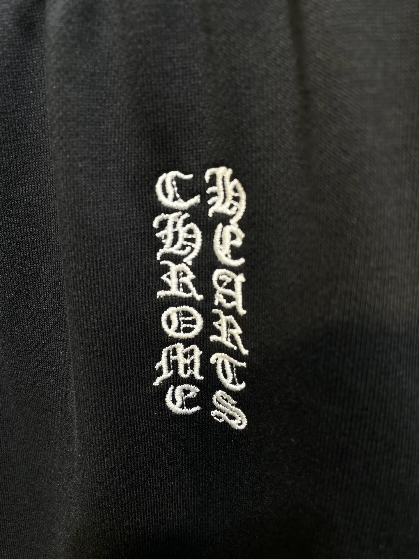 🅿️310 come hearts 🌟【Top replica】24ss white Sanskrit letter embroidered shorts The fabric is made of 320g heavyweight fish scale cotton. The high-density fish scale texture creates a three-dimensional sculpture. It is thick and crisp but retains the natural breathability of cotton. It is not sweaty in summer and will not deform easily after long-term wear. It subverts your stereotype of heavy shorts. Sanskrit embroidery, imported multi-head embroidery machine precision routing, ultra-fine embroidery thread restores Sanskrit lines, three-dimensional relief texture visible to the naked eye, dark street style superimposed with spiritual symbols size: s-l